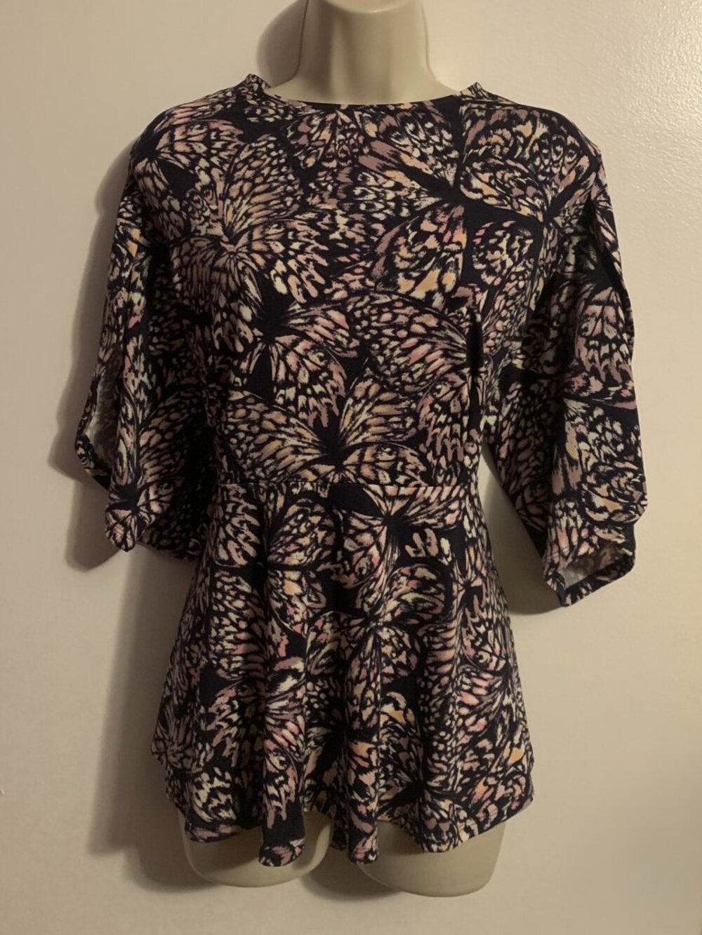 CATO Woman's Top Short Sleeves Tan Multiprint with Rear Button Hole Size XL
